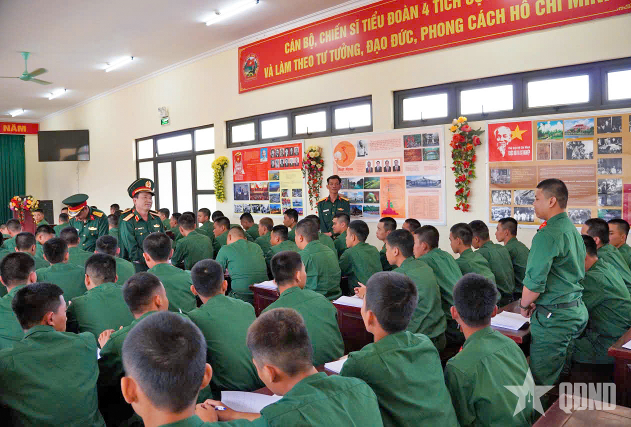 Trung tướng Lê Minh Quang kiểm tra, nắm tình hình chiến sĩ mới tại Trung đoàn 24